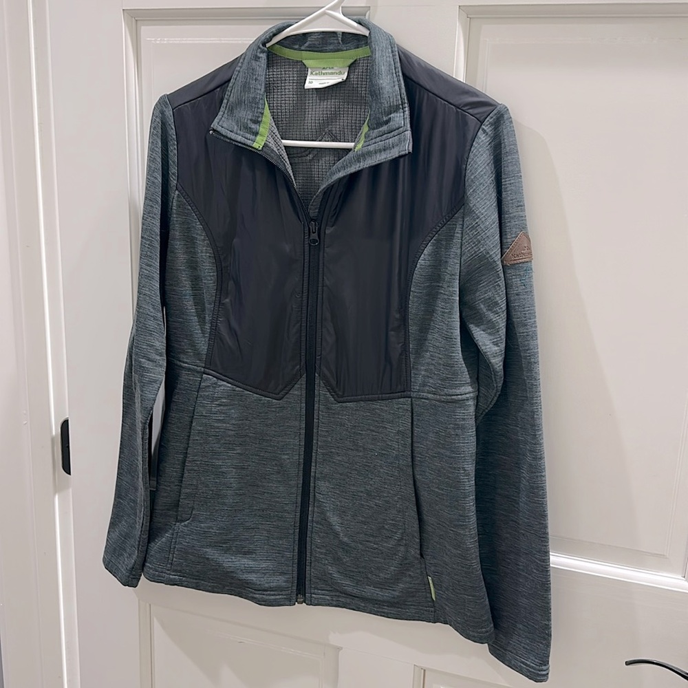 Kathmandu women’s size 10 (M-L) thermal layering jacket with full zip & pockets